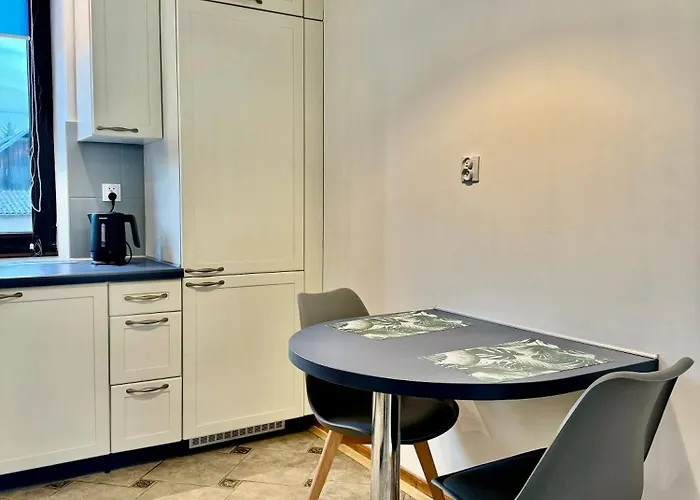 Blue Zone With Free Parking, Balcony And Garden