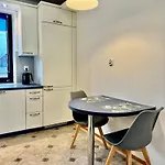 Blue Zone With Free Parking, Balcony And Garden