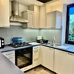 Appartamento Blue Zone With Free Parking, Balcony And Garden Cracovia